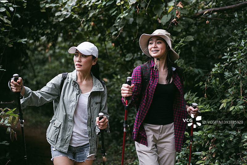 亚洲女人走在森林小径图片素材