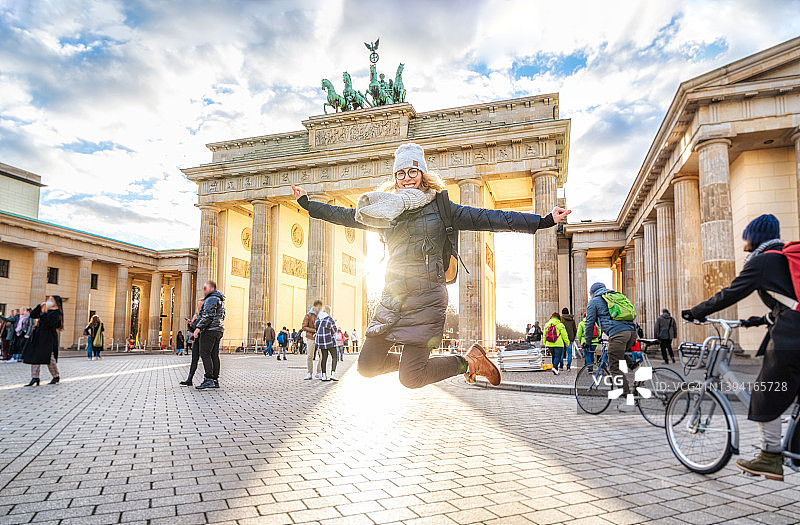 柏林，一名年轻女子在勃兰德堡门前跳楼图片素材