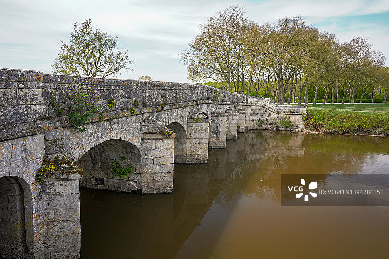 公园和绿色花园在水边的一座桥上图片素材
