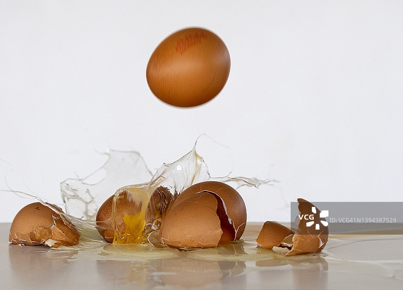鸡蛋掉在地上摔碎了。图片素材