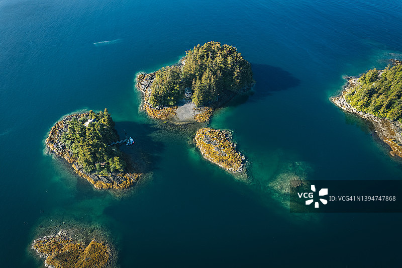 森林覆盖的沿海岛屿的空中风景图片素材