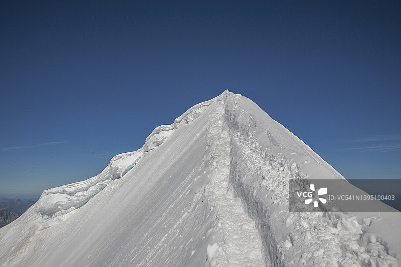 冰雪覆盖的山顶图片素材