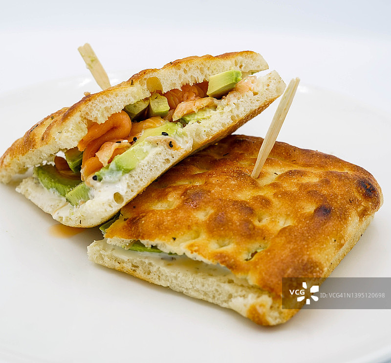 夏巴塔面包三明治配烟熏三文鱼和蔬菜图片素材