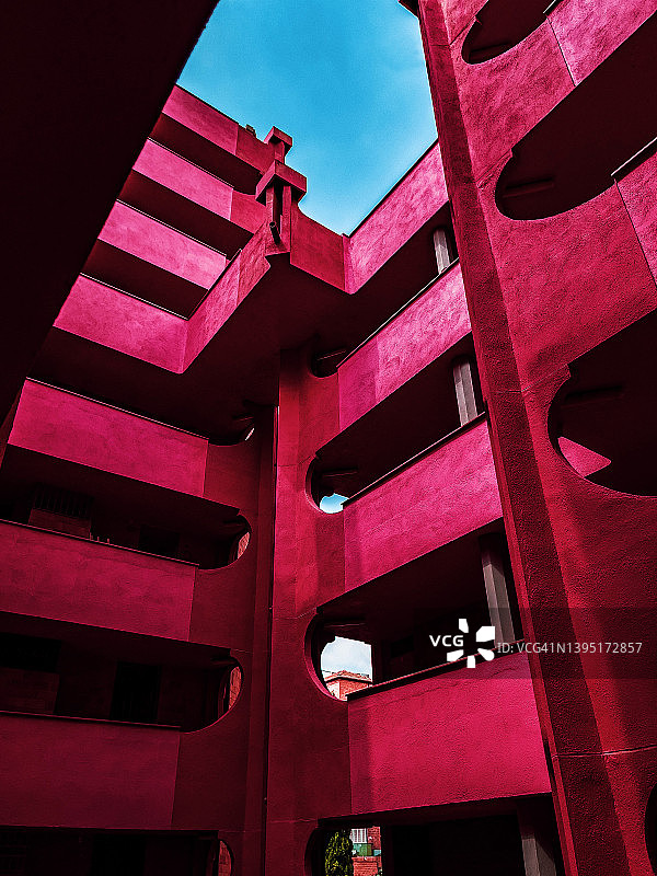 从下面看，红色建筑有着不同的层次和令人惊叹的设计。图片素材