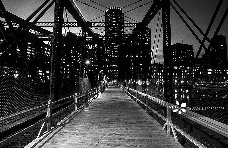 黄昏时分，美国马萨诸塞州波士顿的老北大道大桥图片素材
