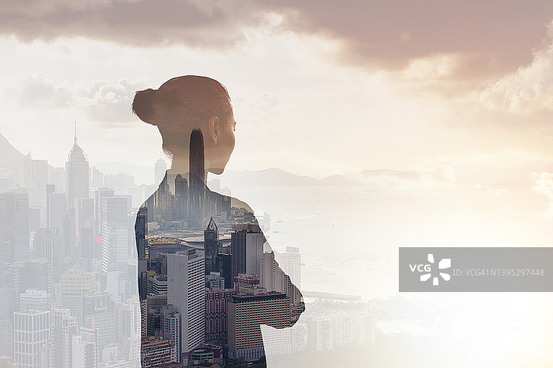 年轻女子站在沉思在城市城市反映香港，中国图片素材