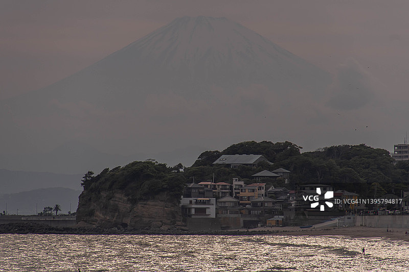 日本神奈川的富士山和日落海滩图片素材