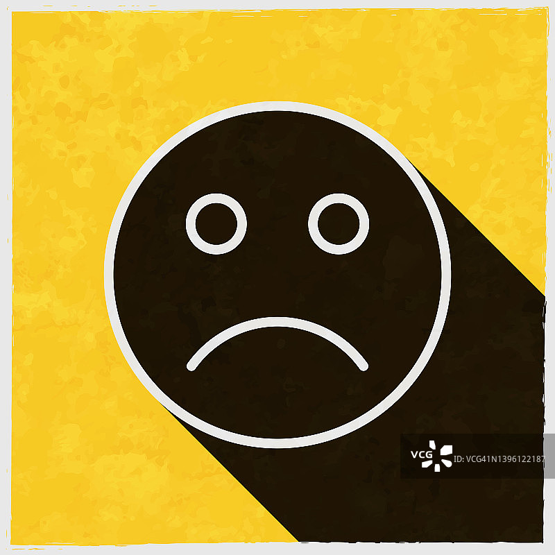 emoji悲伤的脸。图标与长阴影的纹理黄色背景图片素材