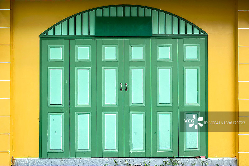 色彩鲜艳的门与色彩鲜艳的混凝土纹理作为背景在老城区。图片素材