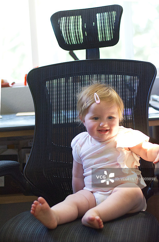 宝宝喜欢坐在办公椅上图片素材