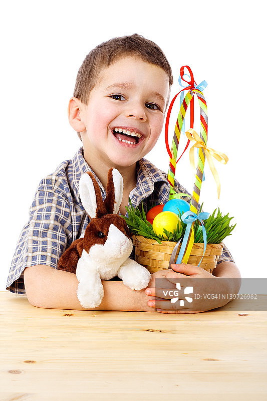 带着复活节彩蛋和兔子的微笑男孩图片素材