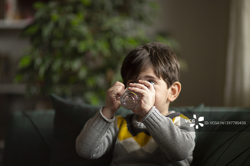 可爱的小男孩喝水喝图片素材