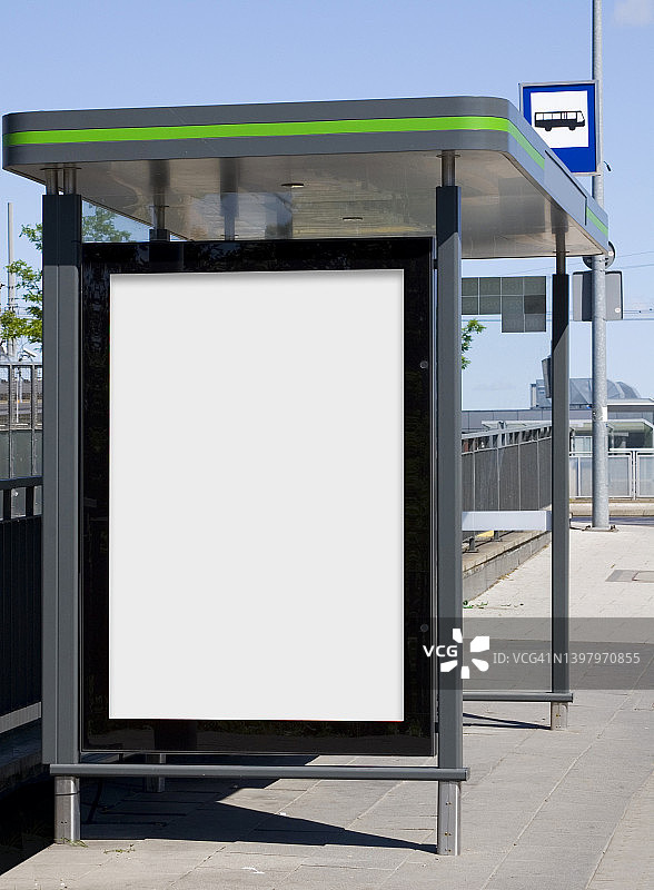 公共汽车站的户外广告广告牌。图片素材
