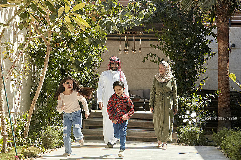 活跃的沙特儿童和父母一起在户外活动图片素材