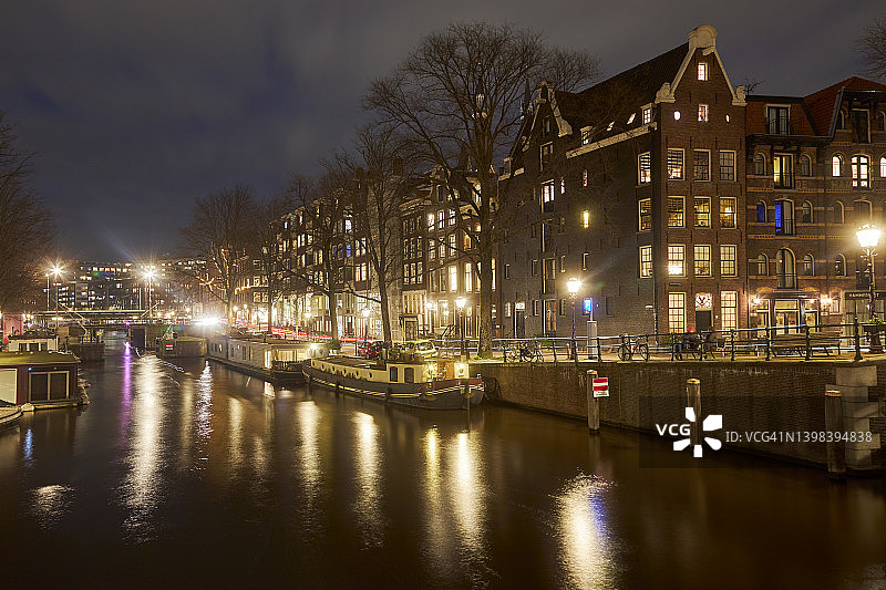 阿姆斯特丹Brouwersgracht运河在晚上图片素材