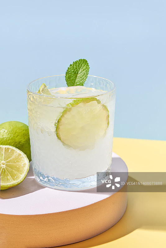 新鲜的自制柠檬水杯在蓝色的背景图片素材