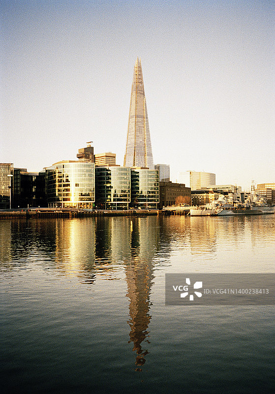 泰晤士河映出伦敦的天际线图片素材