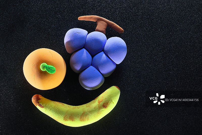 手工黏土水果香蕉，葡萄和橘子，扁平图片素材