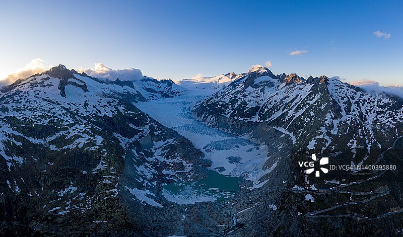 在瑞士阿尔卑斯山的罗纳冰川的鸟瞰图，与Furka Pass公路，瓦莱州，瑞士图片素材