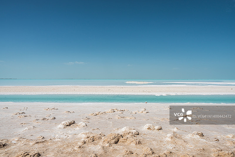 干净的盐湖盐滩天空(汽车广告背景图)图片素材