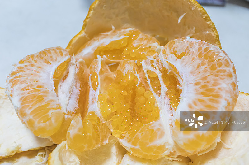 熟了的橘子要剥皮图片素材