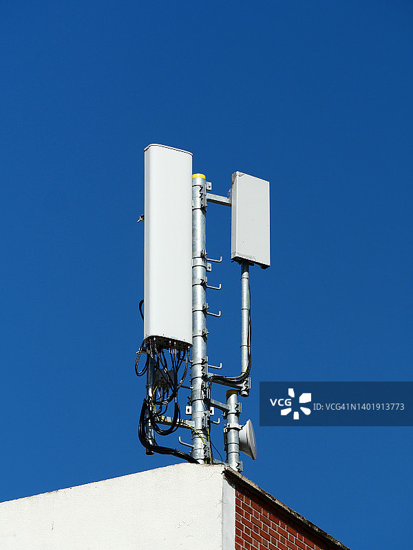 法国巴黎，住宅屋顶上的移动电话天线和蓝天图片素材
