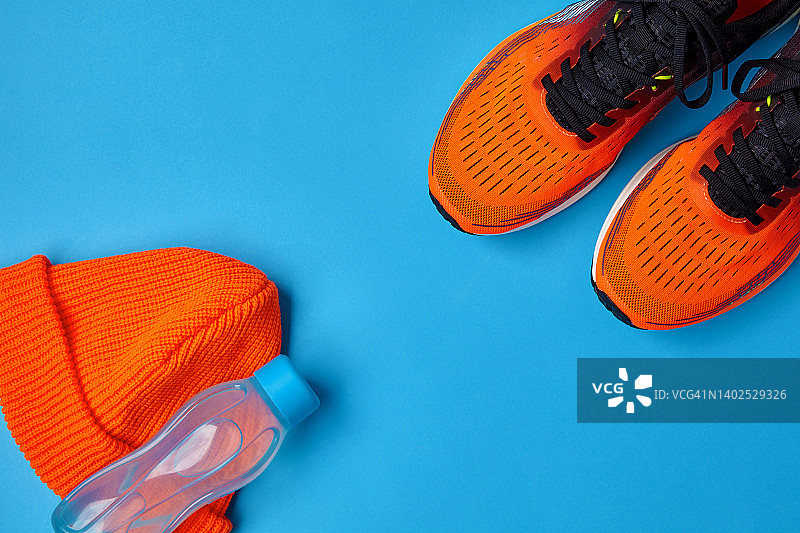 橙色运动鞋，运动针织帽和塑料水瓶图片素材