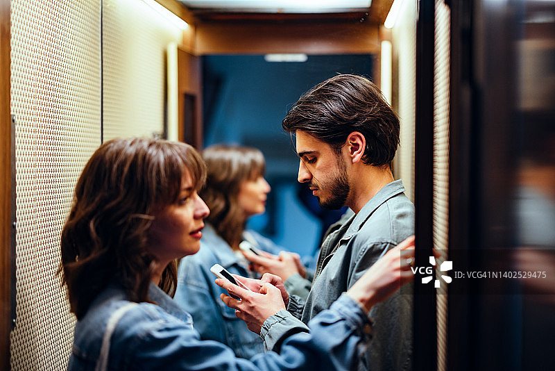 一起站在电梯里的情侣图片素材