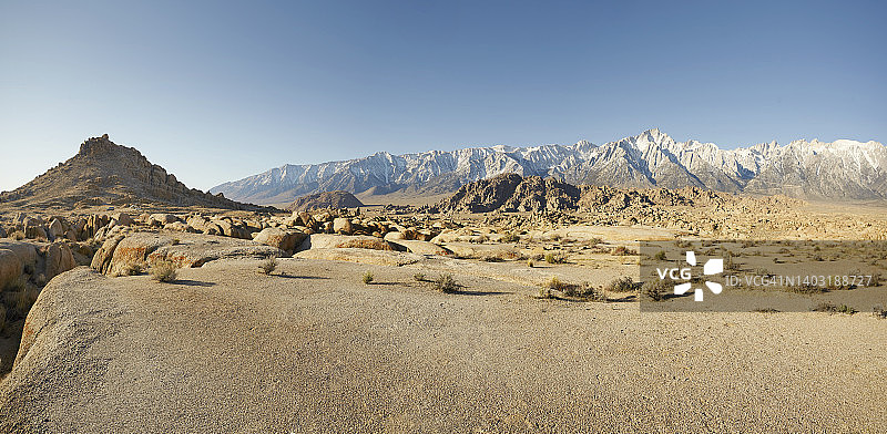 沙漠景观和远山中的泥土停车场图片素材