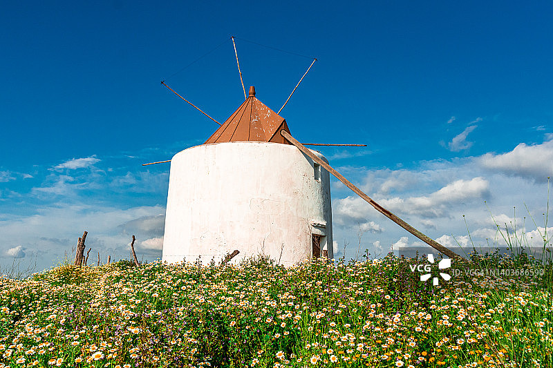 在维杰·德·拉·弗朗特拉，卡迪兹，西班牙的风车。图片素材