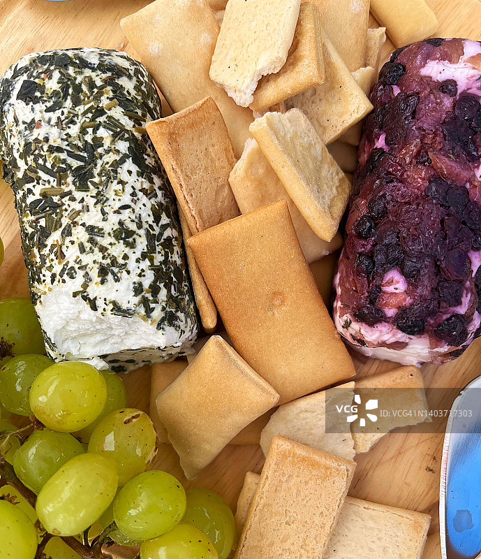 奶酪，葡萄和饼干熟食板图片素材