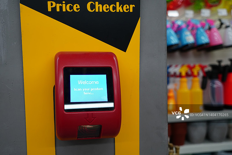 超市墙上的条形码价格扫描仪用于自助查询价格图片素材