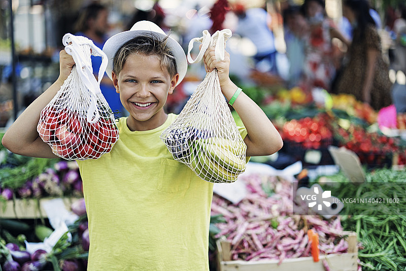 十几岁的男孩在农贸市场买杂货图片素材