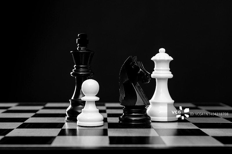 黑白棋子在棋盘上交战图片素材