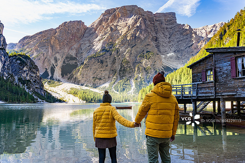 女人牵着男人的手在山间湖上一起享受假期图片素材
