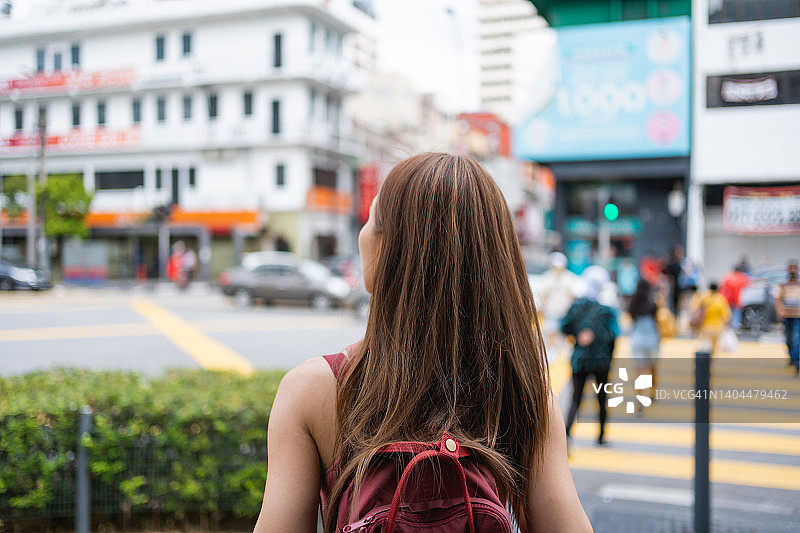 一名亚洲女子在吉隆坡的八打岭街上旅行图片素材