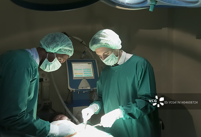 外科医生正在手术室给病人做手术。图片素材