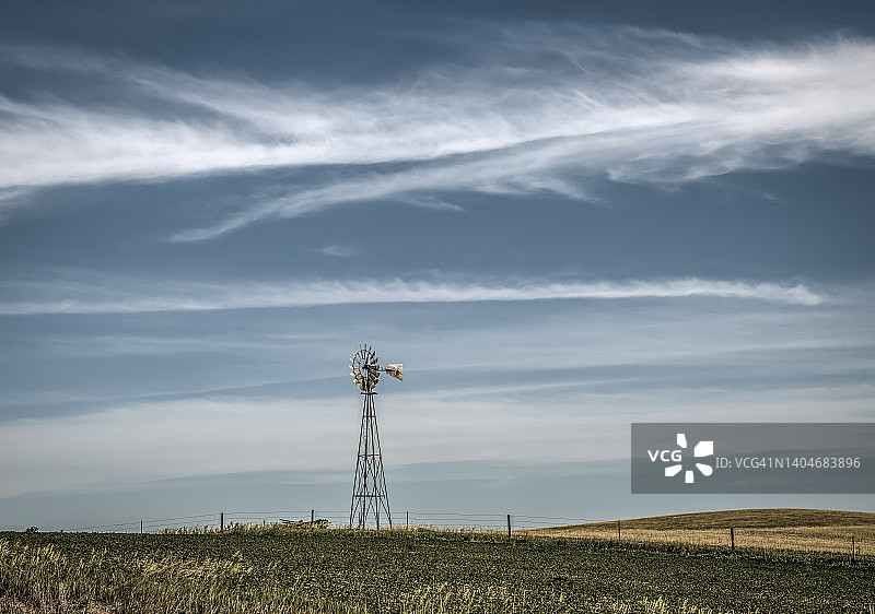 大平原上古老的乡村风车图片素材