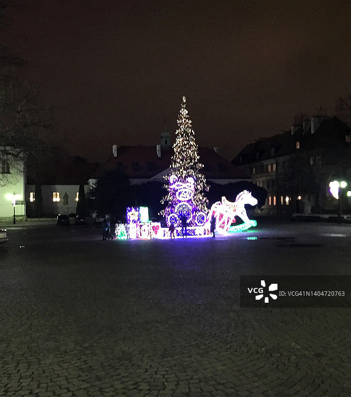 2015年12月，华沙圣诞树下的紫色熊装饰图片素材