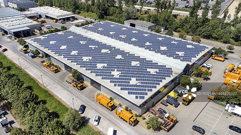 大型工业建筑，太阳能电池板和卡车鸟瞰图图片素材