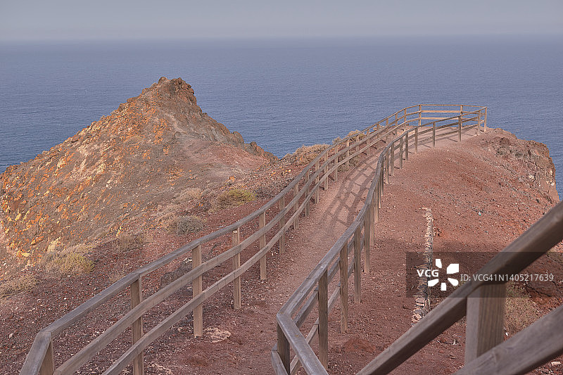 在西班牙加那利群岛的富埃特文图拉，一边是山，一边是海的观景路径图片素材
