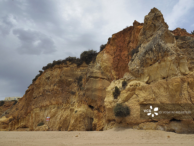 在葡萄牙阿尔加维的Portimao的Praia dos Tres Castelos海滩的石灰岩悬崖图片素材