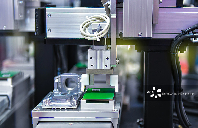 用于工厂印刷电路板(PCB)组装机零部件的高科技、现代自动化机器人图片素材