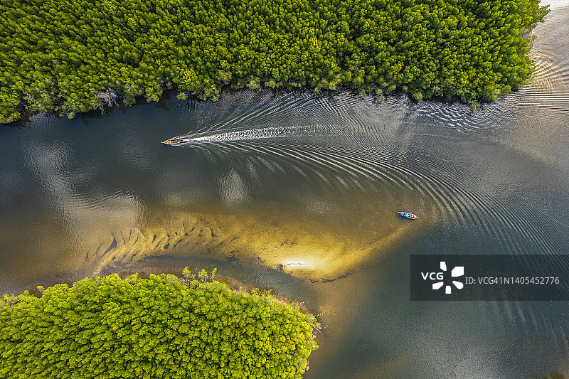 鸟瞰图长尾船在红树林河在海上的班南拉布，庄，泰国图片素材
