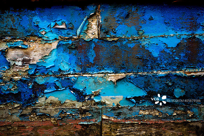 一艘废弃的旧船上油漆剥落。图片素材
