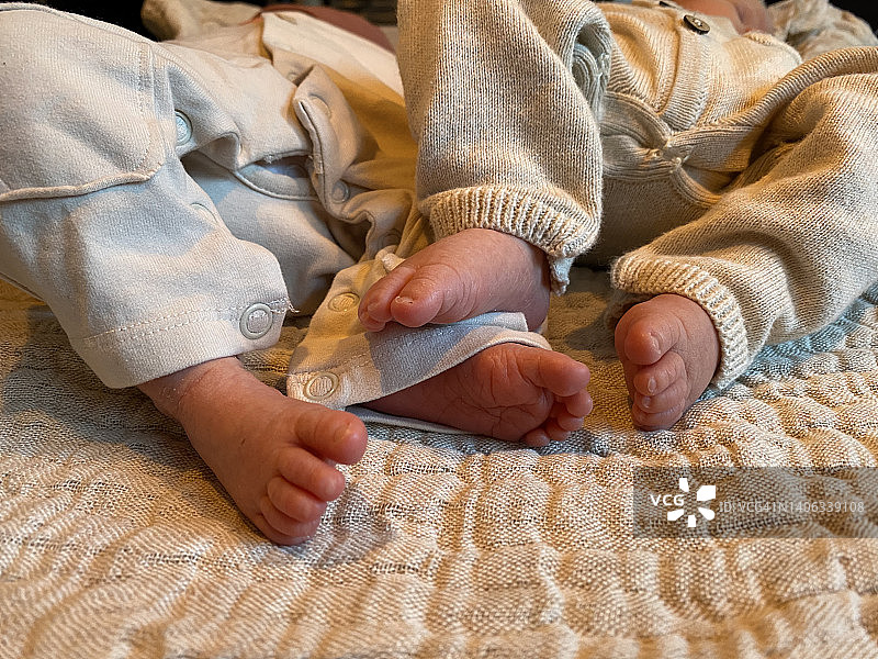 双胞胎婴儿的脚图片素材