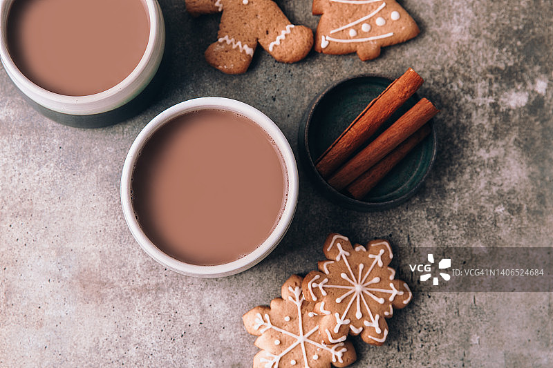 自制的热巧克力，两个马克杯和姜饼饼干在圣诞桌上。图片素材