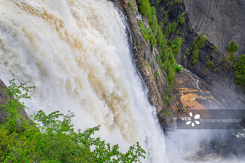 从高角度观看水流在强大的瀑布上流动图片素材