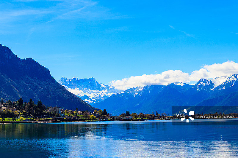 阿尔卑斯山和日内瓦湖在蒙特勒，瑞士的观点图片素材