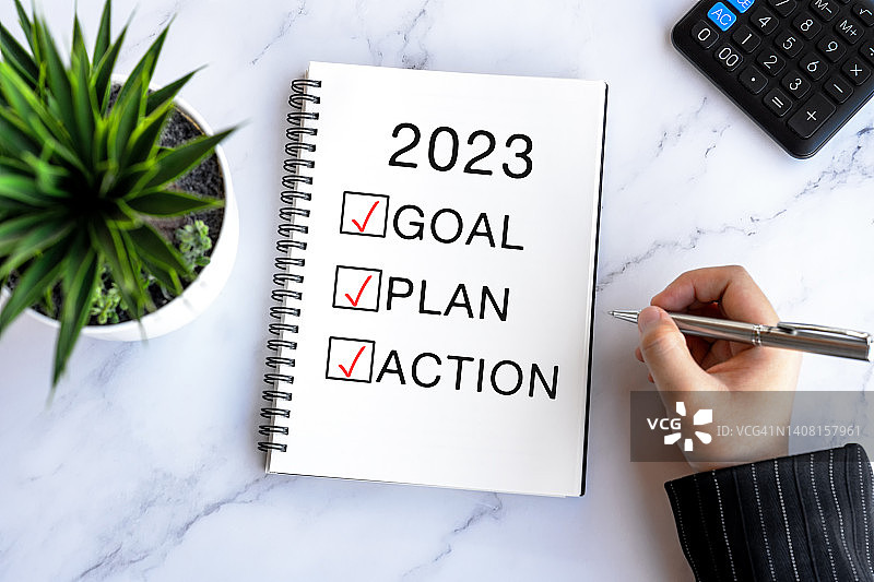 2023目标，计划和行动清单在笔记本上图片素材